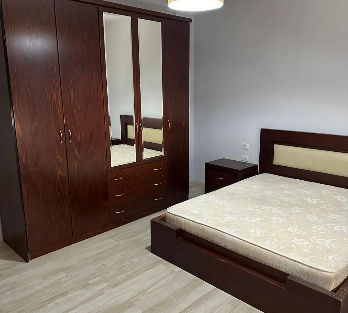 Leo Apartament Tirana 0*,  Albania