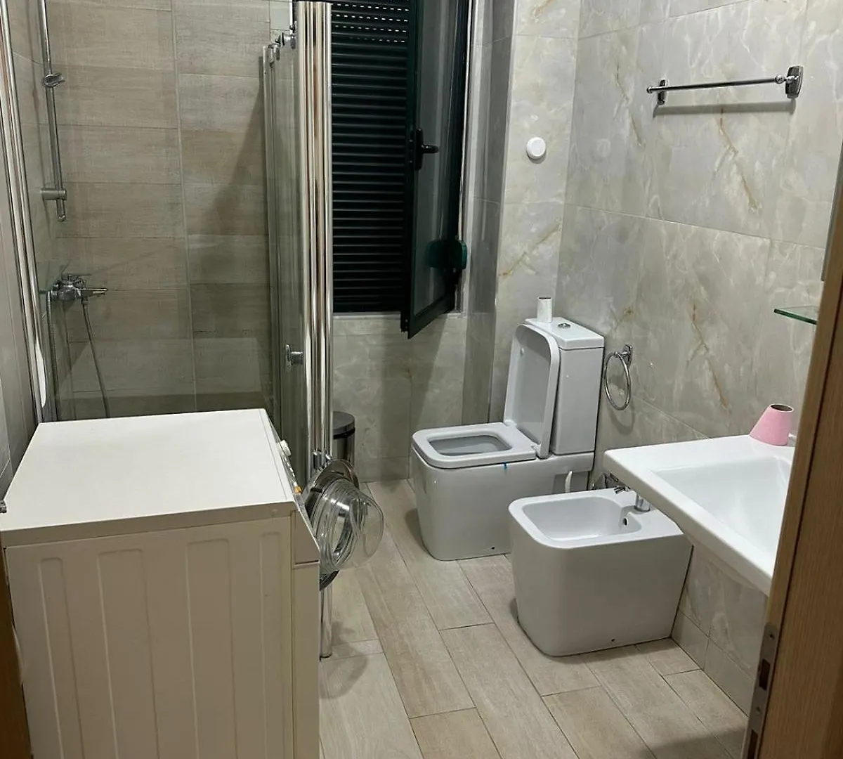 Leo Apartament Tirana 0*,  Albania